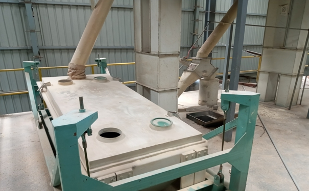 一套飼料加工設(shè)備需要多少錢?篩面對其產(chǎn)品質(zhì)量有什么影響?