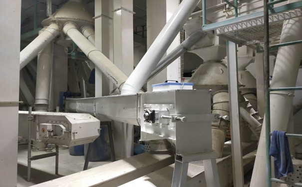 大型飼料生產(chǎn)設備機器多少錢?防止出現(xiàn)堵塞的解決辦法又有哪些?