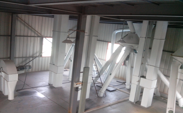 豬飼料成套加工設備一套多少錢?其要做好清理工作減少含塵量