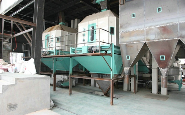 雞飼料機(jī)械在飼料的自動化處理方面發(fā)揮了重要作用