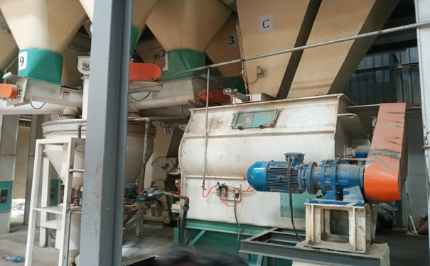 混合飼料的機(jī)器對養(yǎng)殖業(yè)效益有著至關(guān)重要的影響